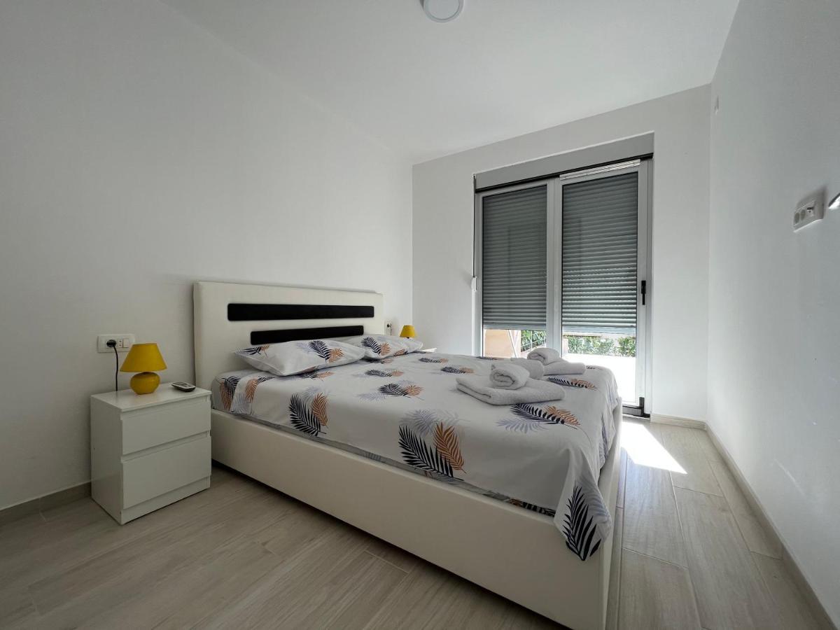 Apartment With Terrace And Private Parking Kotor Luaran gambar